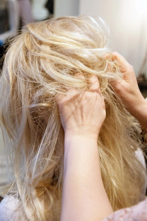 3 kiểu tóc búi sang chảnh dễ làm cho phong cách đầu năm mới - 2