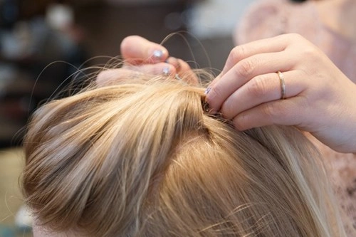 3 kiểu tóc búi sang chảnh dễ làm cho phong cách đầu năm mới - 3