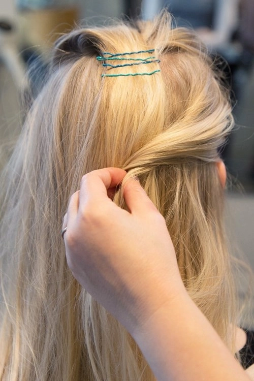 3 kiểu tóc búi sang chảnh dễ làm cho phong cách đầu năm mới - 4
