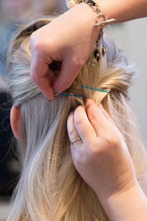 3 kiểu tóc búi sang chảnh dễ làm cho phong cách đầu năm mới - 6