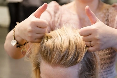 3 kiểu tóc búi sang chảnh dễ làm cho phong cách đầu năm mới - 14