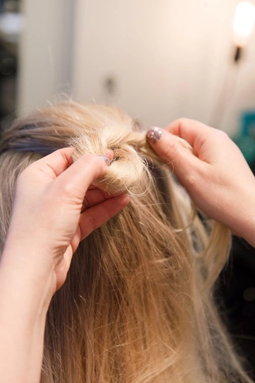 3 kiểu tóc búi sang chảnh dễ làm cho phong cách đầu năm mới - 16