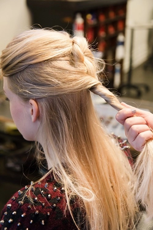 3 kiểu tóc búi sang chảnh dễ làm cho phong cách đầu năm mới - 19