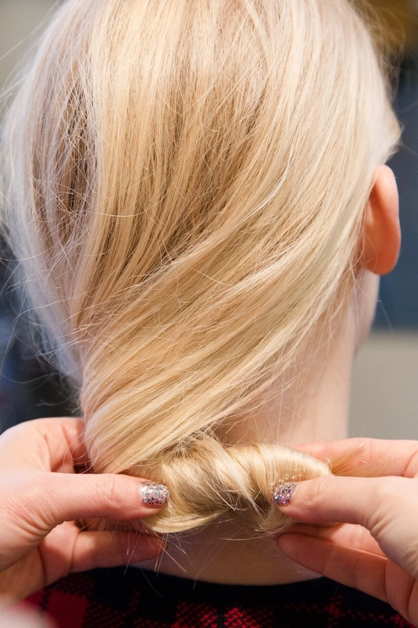 3 kiểu tóc búi sang chảnh dễ làm cho phong cách đầu năm mới - 31