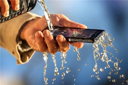 5 smartphone chạy phà phà dù bị rớt xuống nước - 2