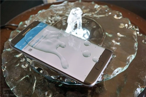 5 smartphone chạy phà phà dù bị rớt xuống nước - 4