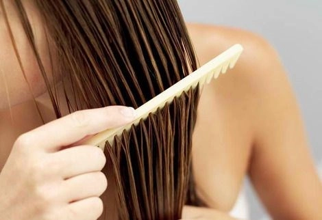 8 lý do gây rụng tóc bạn vô tình mắc phải khi làm đẹp hàng ngày - 3