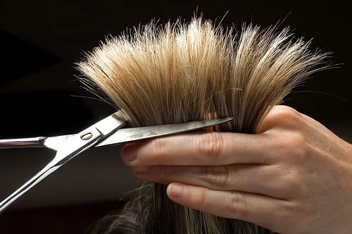 9 thói quen hàng ngày đang huỷ hoại mái tóc bạn - 6
