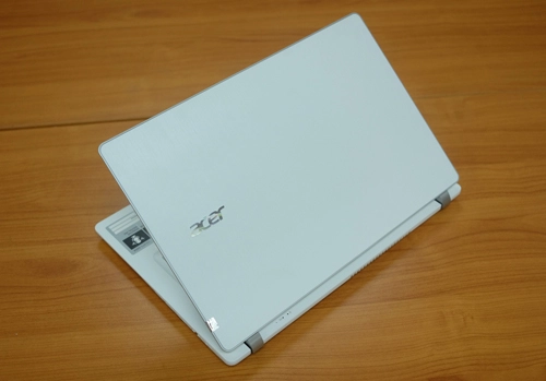 Acer v3-371 - laptop giá rẻ nặng chỉ 15 kg - 1