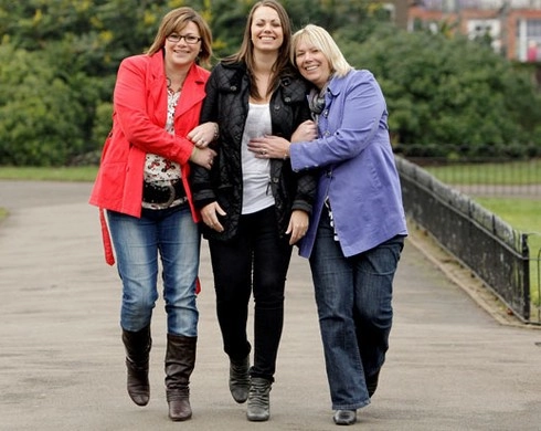  ba chị em cùng cắt vú và tử cung để tránh ung thư - 1