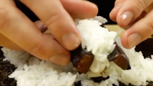 Cách làm sushi cuộn hình gấu trúc cực yêu - 2