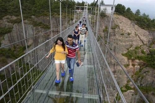 Cận cảnh cây cầu bằng kính dài nhất thế giới - 2