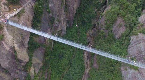 Cận cảnh cây cầu bằng kính dài nhất thế giới - 5