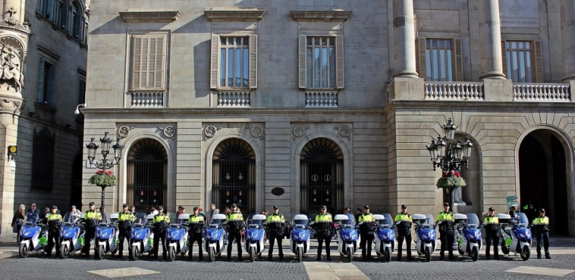 Cảnh sát barcelona trang bị siêu xe điện bmw c evolution - 3