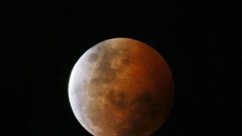 Cảnh tượng trăng máu khắp hành tinh - 3