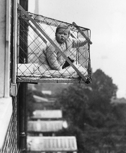 chuồng cọp cho bé chơi ngoài cửa sổ chung cư đầu thế kỷ 20 - 2