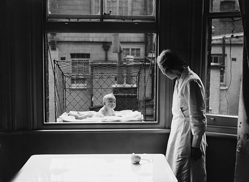 chuồng cọp cho bé chơi ngoài cửa sổ chung cư đầu thế kỷ 20 - 3