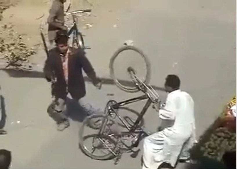 clip thanh niên dùng xe đạp chống đỡ thanh niên cầm gậy - 1