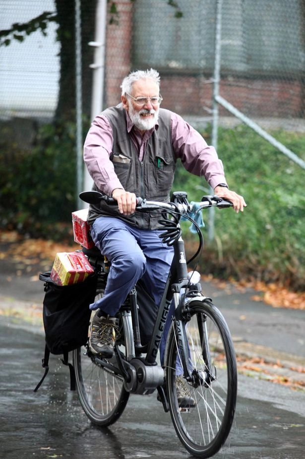 Cụ ông 70 tuổi đạp xe từ anh sang pháp để mua cafe cho vợ - 1