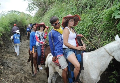 Cưỡi ngựa đi xem núi lửa ở philippines - 4