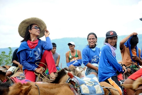 Cưỡi ngựa đi xem núi lửa ở philippines - 5