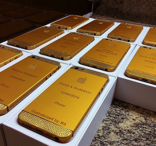Đám cưới con gái tổng thống nigeria tặng khách dự tiệc iphone 5s mạ vàng - 2