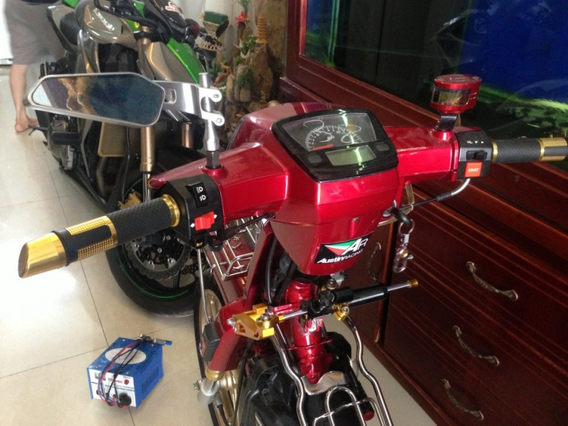 Dream đỏ độ chất cùng dàn xe khủng trong nhà - 2