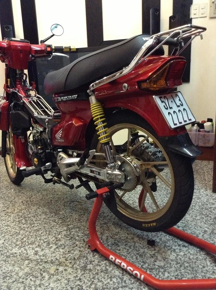 Dream đỏ độ chất cùng dàn xe khủng trong nhà - 11