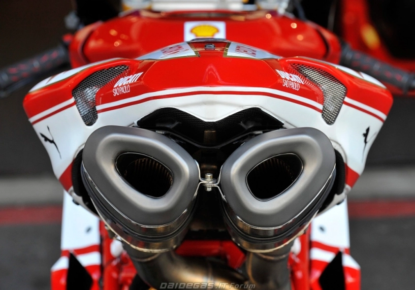 Ducati 1198 độc lạ trên sân đua - 3