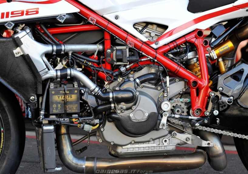 Ducati 1198 độc lạ trên sân đua - 5