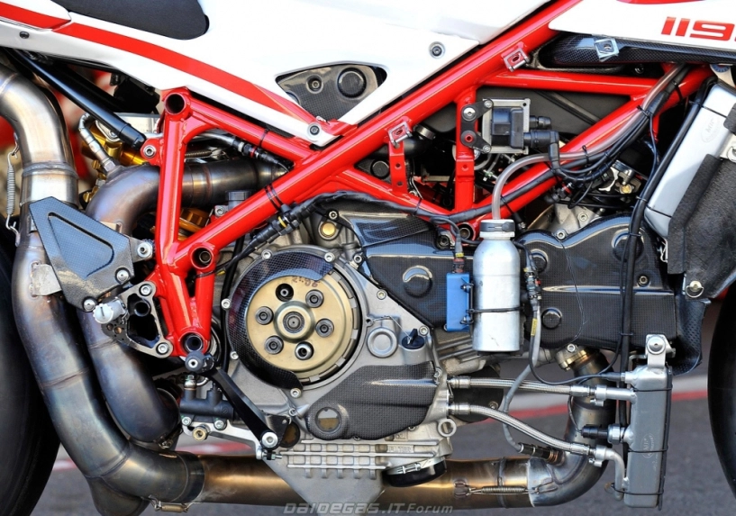 Ducati 1198 độc lạ trên sân đua - 6