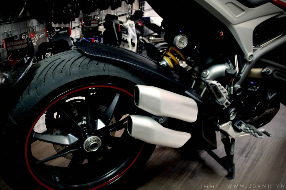 Ducati hyperstrada lung linh khoe sắc - 16