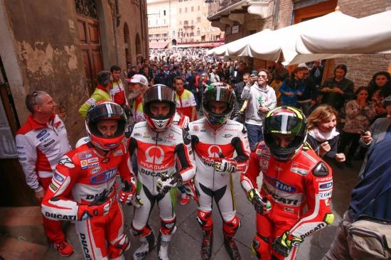 Ducati làm nóng chặng 6 giải đua motogp 2015 tại ý - 5