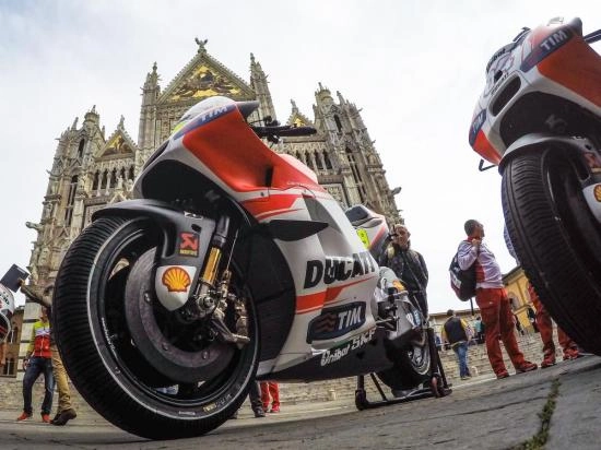 Ducati làm nóng chặng 6 giải đua motogp 2015 tại ý - 10