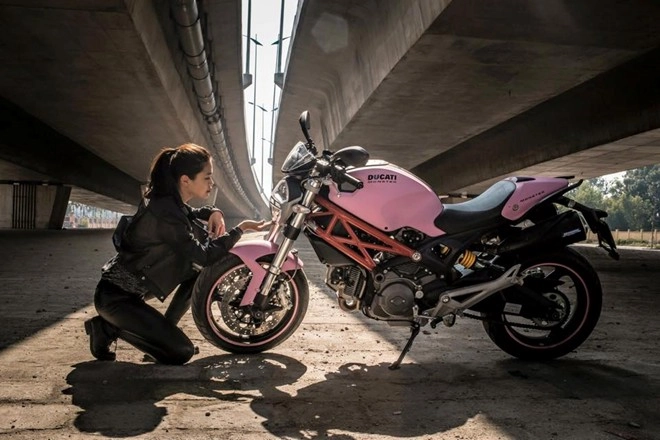 Ducati monster 795 màu hồng bên biker nữ hà nội - 2