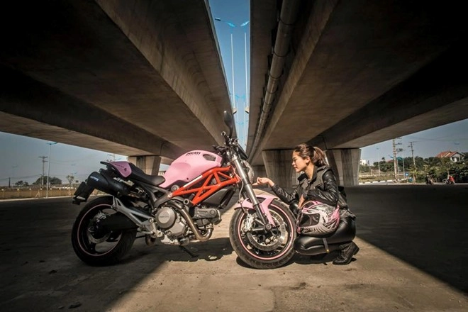 Ducati monster 795 màu hồng bên biker nữ hà nội - 6
