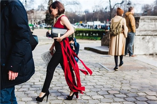 Fashionista việt tiếp tục bội thu tại paris fashion week - 6