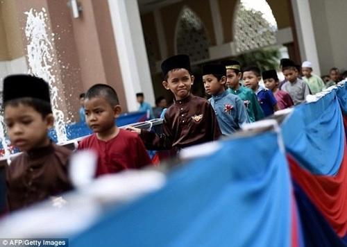 Hơn 100 thiếu niên malaysia tham gia nghi lễ cắt bao quy đầu - 2