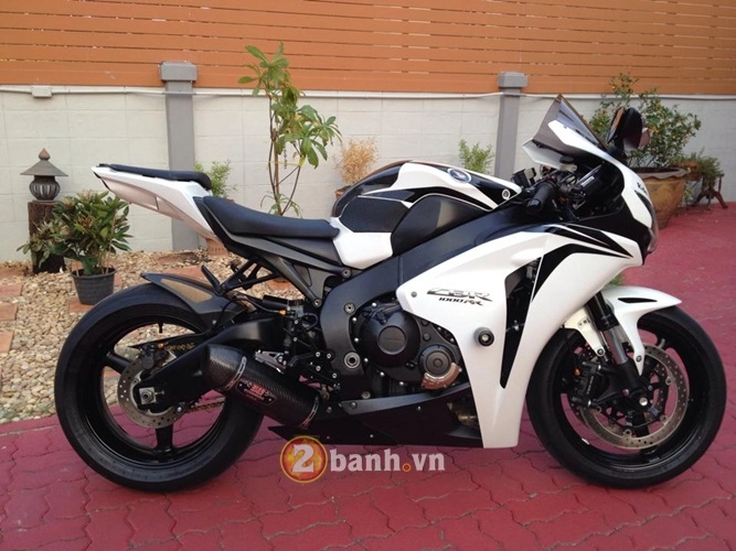 Honda cbr1000rr độ chất chơi với dàn đồ chơi hàng hiệu - 1