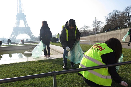 Hướng dẫn viên nhật bản tự nguyện dọn rác ở paris - 1