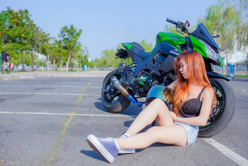 Kawasaki z1000 hầm hố bên cạnh mẫu teen xinh đẹp - 3