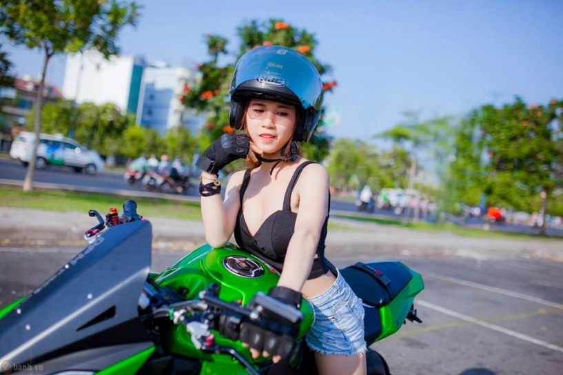 Kawasaki z1000 hầm hố bên cạnh mẫu teen xinh đẹp - 5