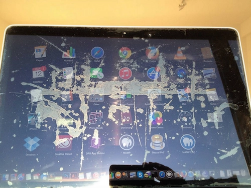 Khách hàng phàn nàn màn hình macbook bị loang lổ - 2