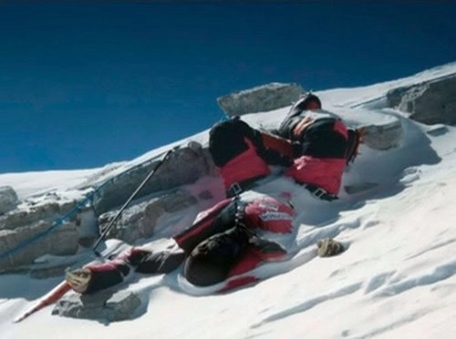 Khiếp sợ cảnh những xác chết cứng đơ nằm rải rác trên đồi tuyết - 3