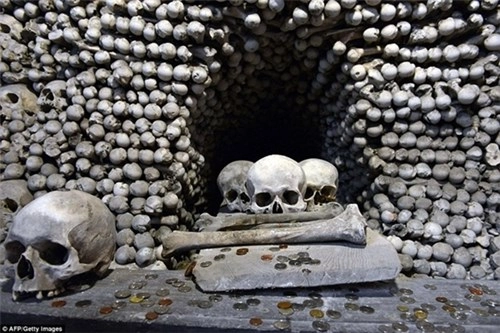 Kì lạ nhà thờ được trang trí bởi hơn 70000 bộ xương người - 2