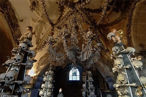 Kì lạ nhà thờ được trang trí bởi hơn 70000 bộ xương người - 3