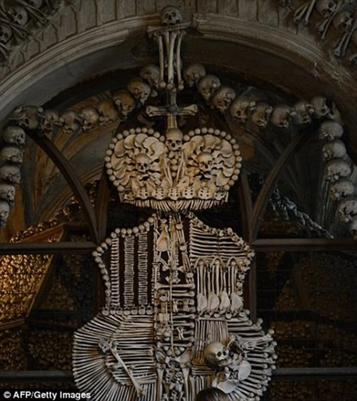 Kì lạ nhà thờ được trang trí bởi hơn 70000 bộ xương người - 4