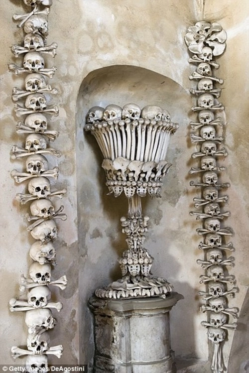 Kì lạ nhà thờ được trang trí bởi hơn 70000 bộ xương người - 5