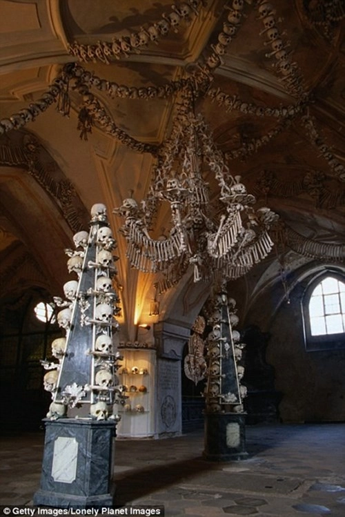 Kì lạ nhà thờ được trang trí bởi hơn 70000 bộ xương người - 6