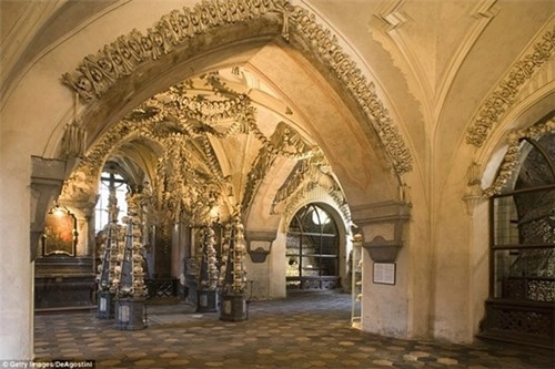 Kì lạ nhà thờ được trang trí bởi hơn 70000 bộ xương người - 7